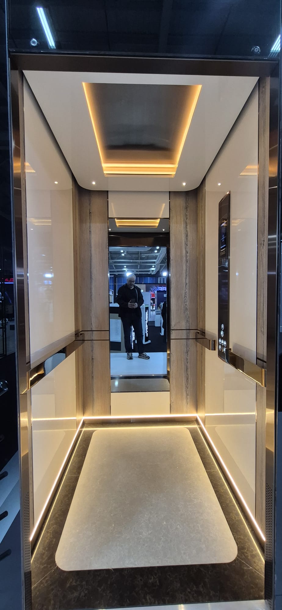 Premium ahşap altın rengi asansör kabini
