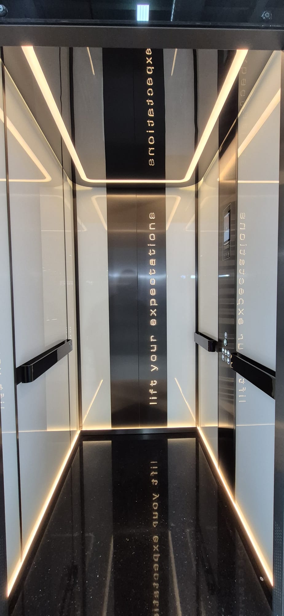 Modern LED aydınlatmalı asansör kabini